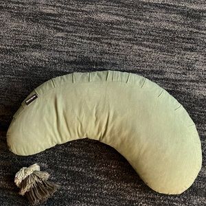 Dockatot la maman wedge nursing pillow
